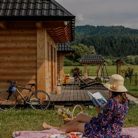 Polne Drewniana Osada W Harklowej *